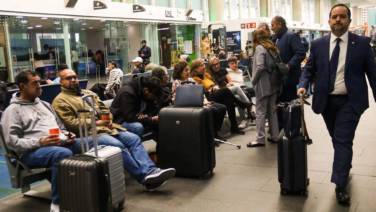 1009874_Pasajeros en el AICM Terminal 2_web